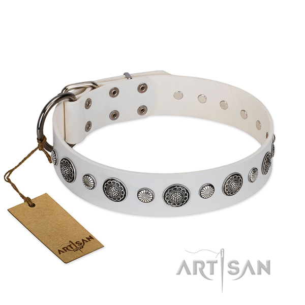 Elegante witte lederen FDT Artisan hondenhalsband met studs Hondenhalsband roze leer